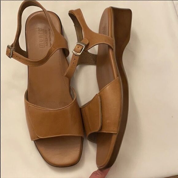 MUNRO AMERICAN CARAMEL COLORED LEATHER SAN…